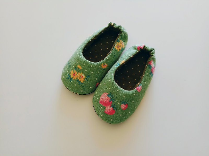Green bottom strawberry indoor shoes baby shoes length 15 cm (suitable for foot length 13.5 cm) - รองเท้าเด็ก - กระดาษ สีเขียว