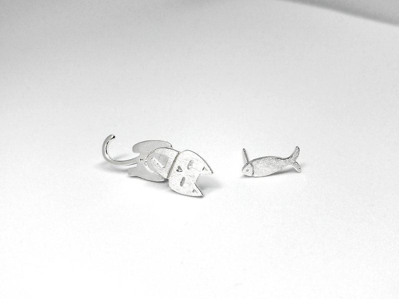 S Lee-925銀 手作 喵來了系列-喵與魚耳針/耳環/霧面處理 - 耳環/耳夾 - 其他金屬 