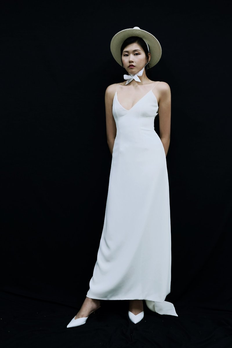 Love Philosophy bridal簡約婚紗－低胸吊帶後腰可綁結連身長裙 - 洋裝/連身裙 - 其他材質 白色