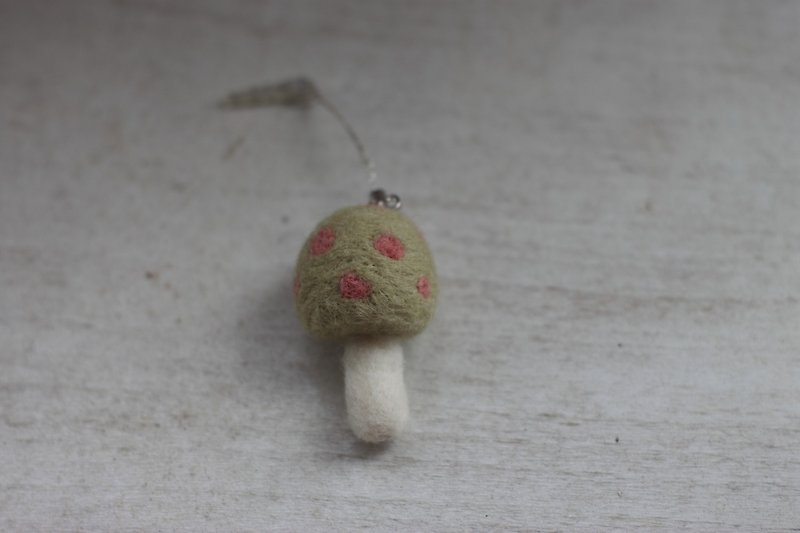 Pomegranate skin + hematoxylin (light color) plant dyed mushroom mobile phone charm is currently in stock and can be directly subscripted - อื่นๆ - พืช/ดอกไม้ สีเขียว