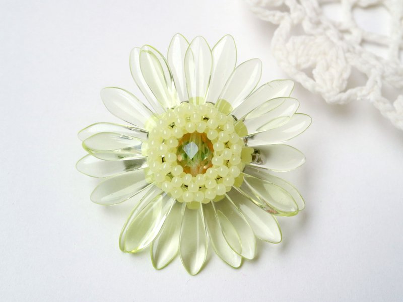 ガーベラのブローチ レモンイエロー・ピンクアンドグリーン　花 フラワー コサージュ 希望 入学式 卒園式 卒業式 結婚式 ウランガラス ルミナスイエロー 科学 - ブローチ - ガラス イエロー