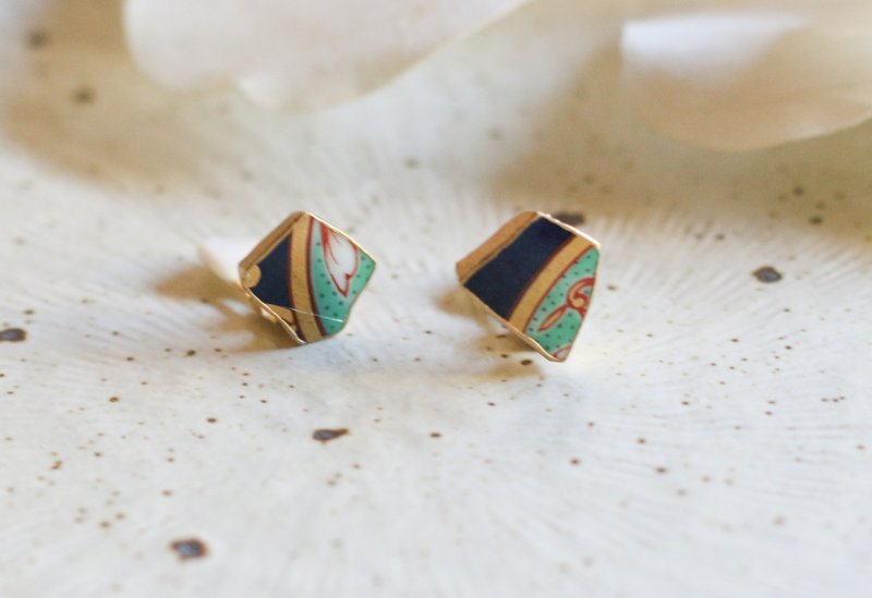 Arita ware Kintsugi butterfly spring clip Clip-On Green Leaf Traditional craft No.3 - Earrings & Clip-ons - Pottery Green