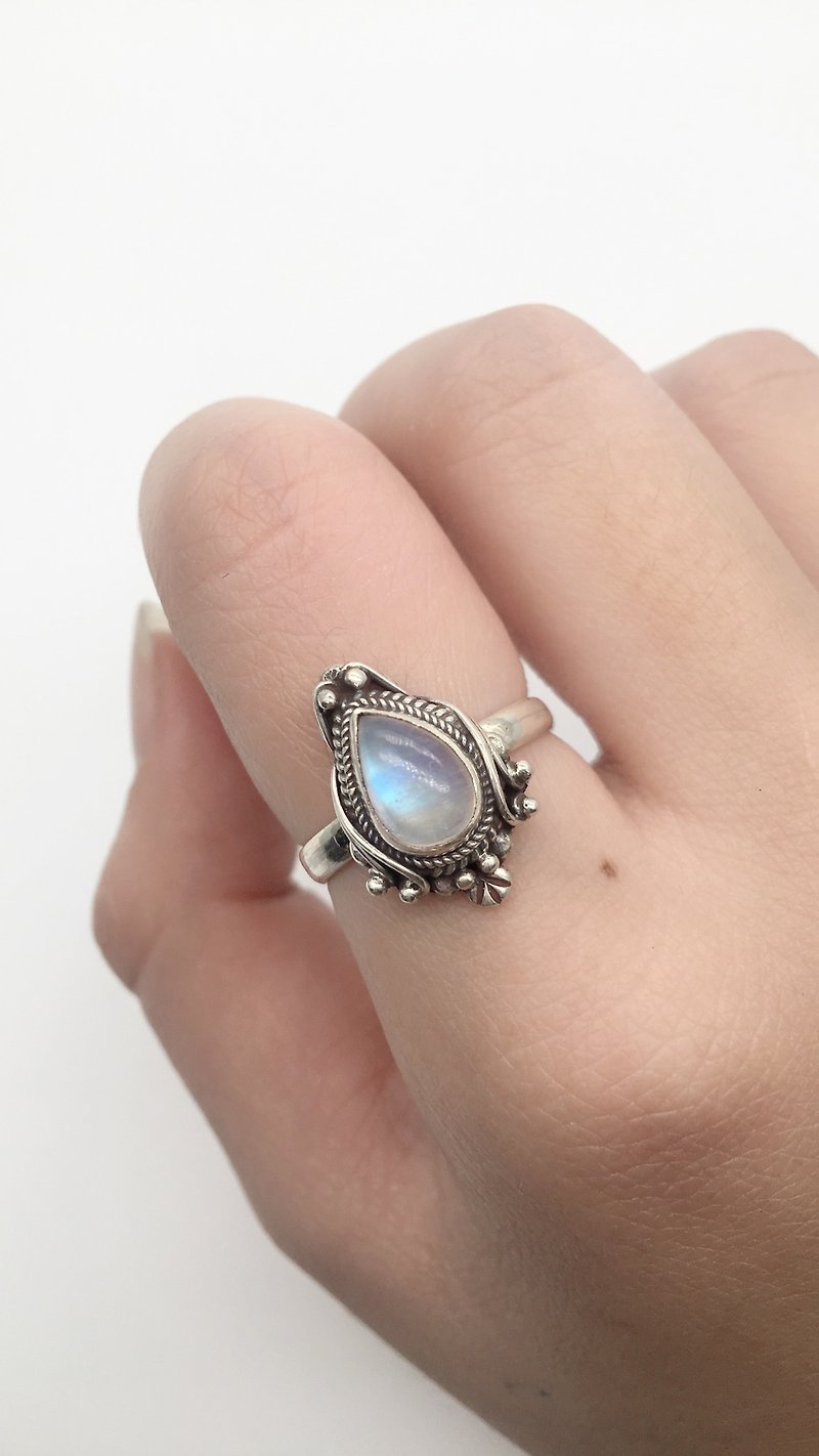 月光石925純銀魔鏡風格戒指 尼泊爾手工鑲嵌製作-水滴寶石款 - 戒指 - 寶石 藍色