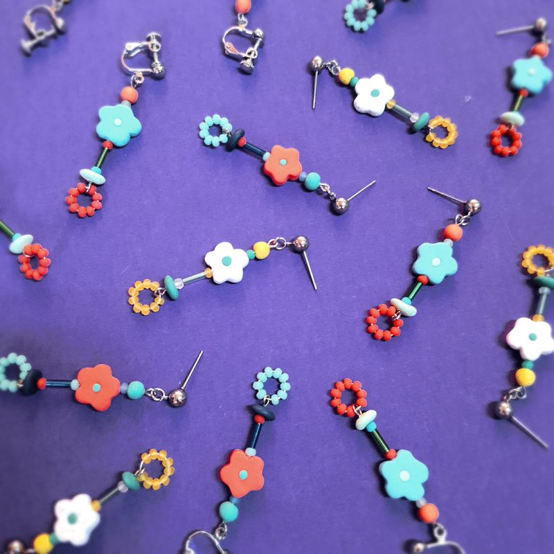 Chuan Chuan Flower Series-Cute flower dopamine color earrings (can be changed into ear needles and Clip-On ) - Earrings & Clip-ons - Clay Multicolor