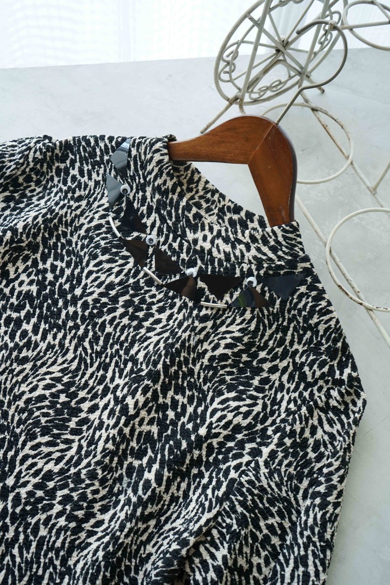 尋寶古著-手工豹紋亮片銀管個性黑白豹紋半高領彈性上衣 - 女上衣/長袖上衣 - 聚酯纖維 黑色