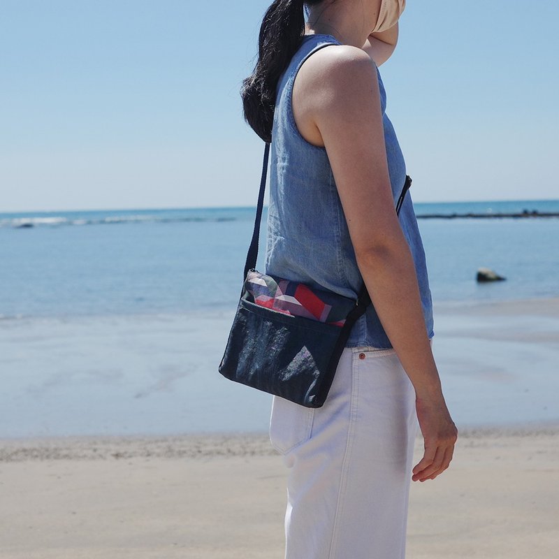 Close-fitting bag | Lightweight waterproof cross-body bag with adjustable straps - กระเป๋าแมสเซนเจอร์ - ผ้าฝ้าย/ผ้าลินิน 