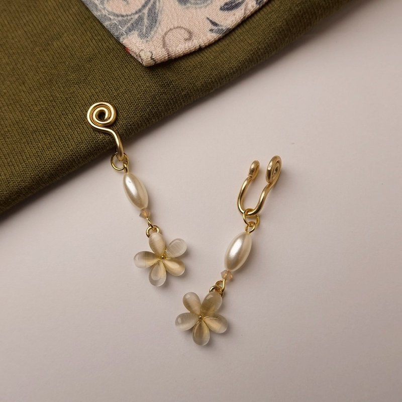 Flowers and Alice Pain-Free Ear Clips / White - ต่างหู - โลหะ 