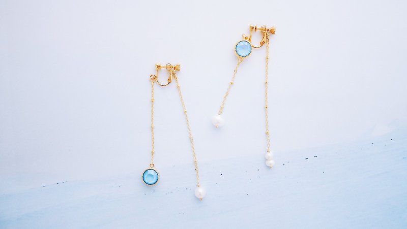 沁透--淡水珍珠圓形水晶綴飾不對稱耳環(夏季藍) - 耳環/耳夾 - 其他金屬 藍色