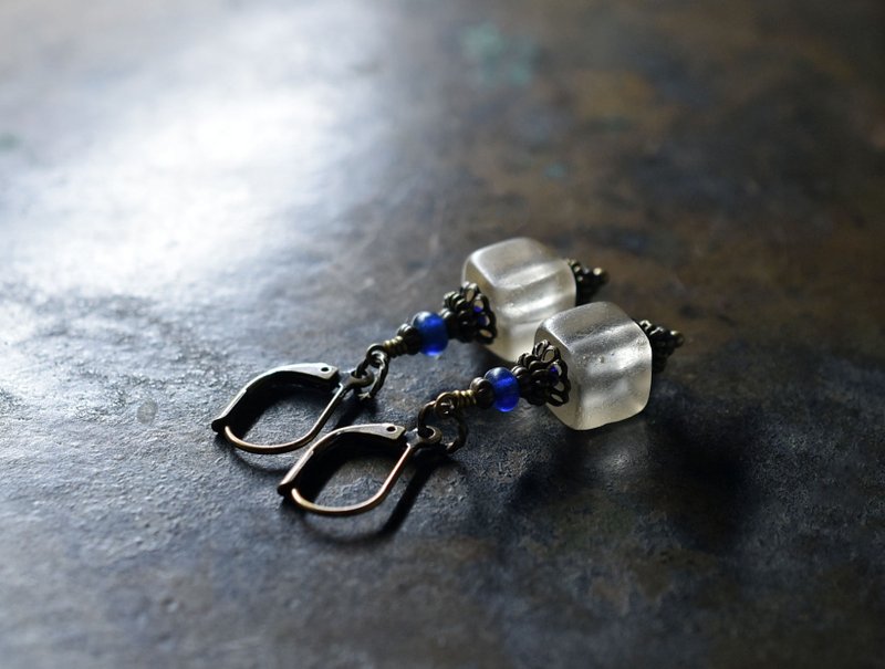 Square antique bohemian bead and blue antique bead earrings - ต่างหู - แก้ว สีใส