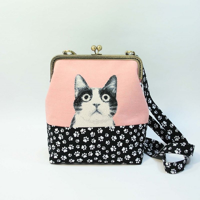 Embroidery 20cm ㄇ-shaped gold cross-body bag 11-black and white cat - Messenger Bags & Sling Bags - Cotton & Hemp Black