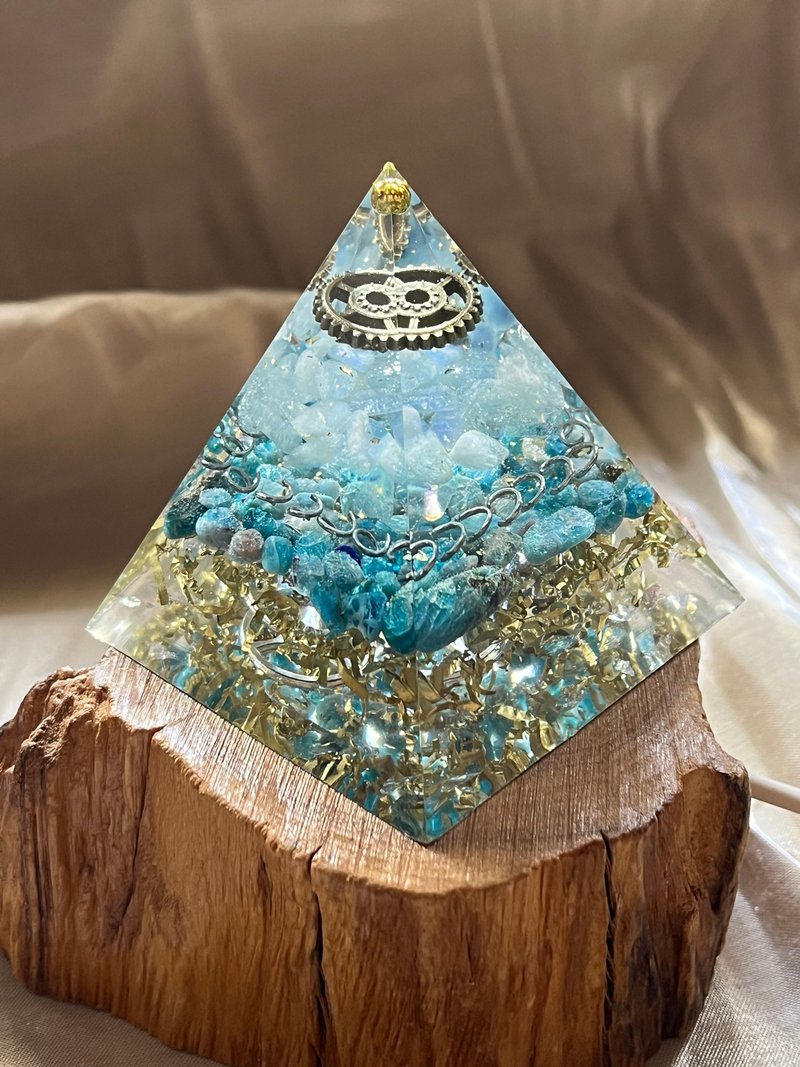 Customized [Ogon Energy Tower-for you who speak art] Aquamarine/Blue Phosphorus-Ogon Pyramid - Items for Display - Resin Transparent