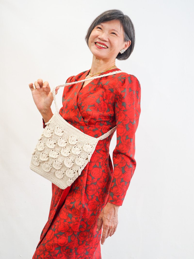 [Grandma’s clever knitting] Purely handmade three-dimensional round scale pattern crochet shoulder bag - กระเป๋าแมสเซนเจอร์ - ผ้าฝ้าย/ผ้าลินิน ขาว