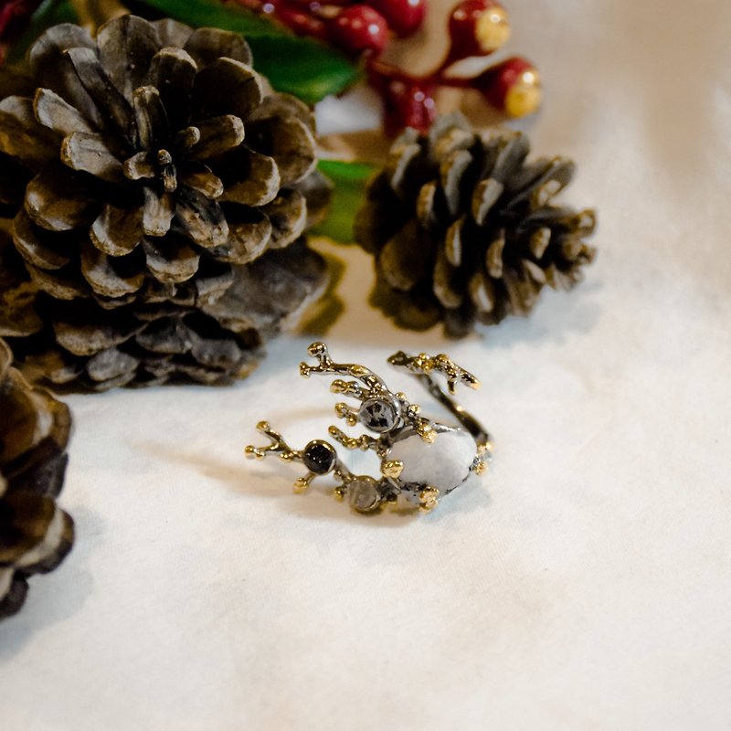 Snowflower ring - 戒指 - 其他材質 黑色
