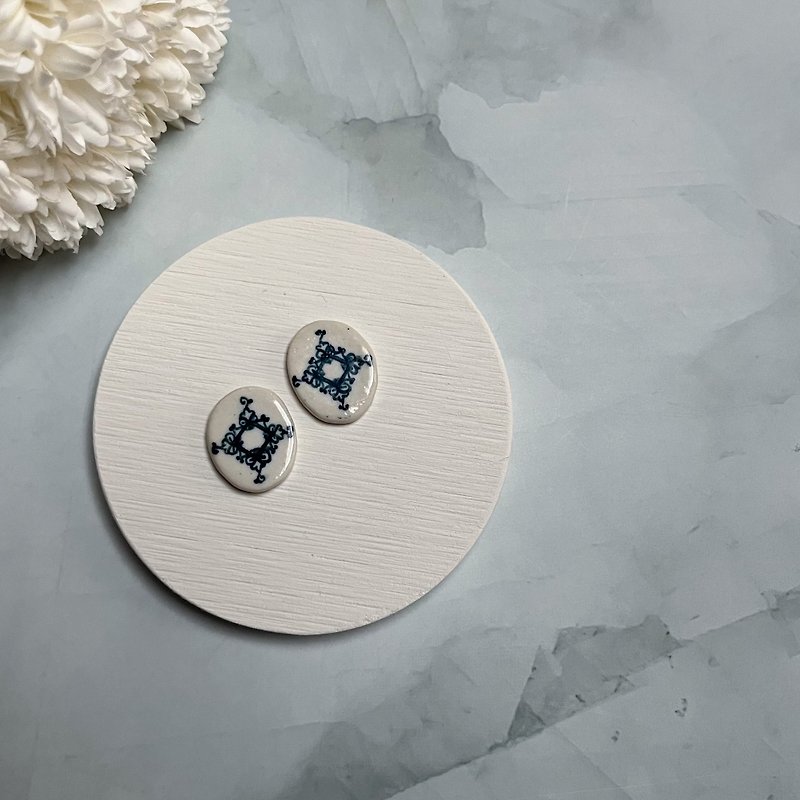 Blue and White Porcelain Earrings/ Clip-On ⋯Ceramic EarringsGirlfriend GiftsValentine's Day Gifts - ต่างหู - เครื่องลายคราม สีน้ำเงิน