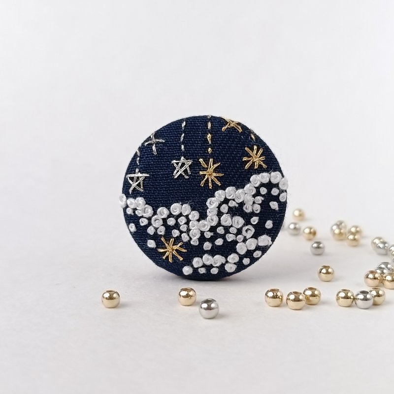 シックな雲と星のミニ刺繍ブローチor刺繍ヘアゴム - 胸針 - 棉．麻 白色