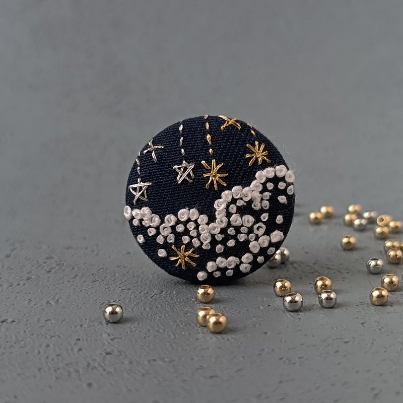 シックな雲と星のミニ刺繍ブローチor刺繍ヘアゴム - ブローチ - コットン・麻 ホワイト