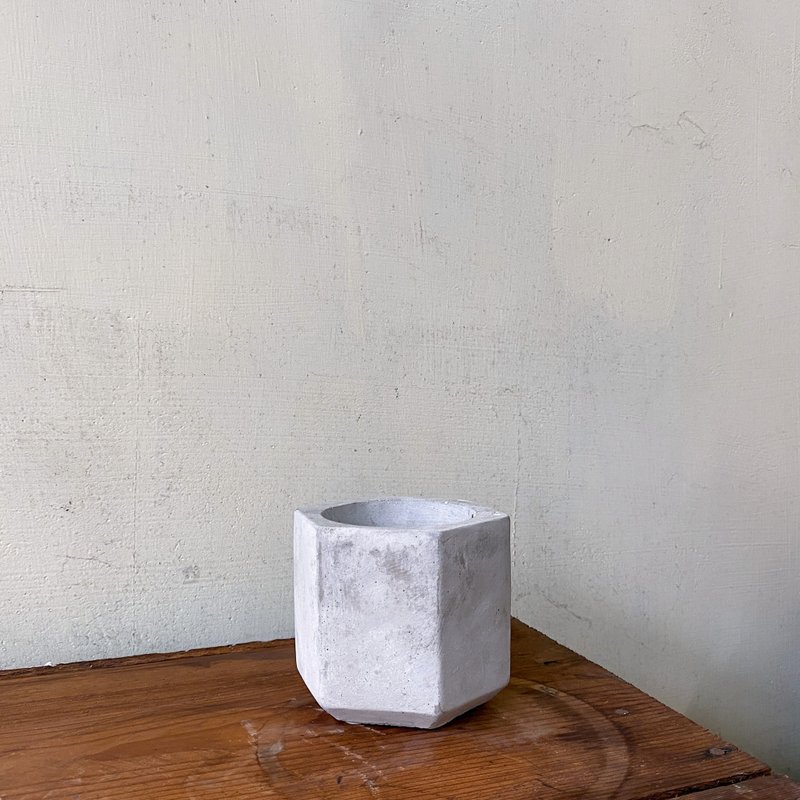 【盆器】水泥六角柱圓心盆(10.5cm*10.5cm*9.5cm) - 花瓶/花器 - 水泥 灰色
