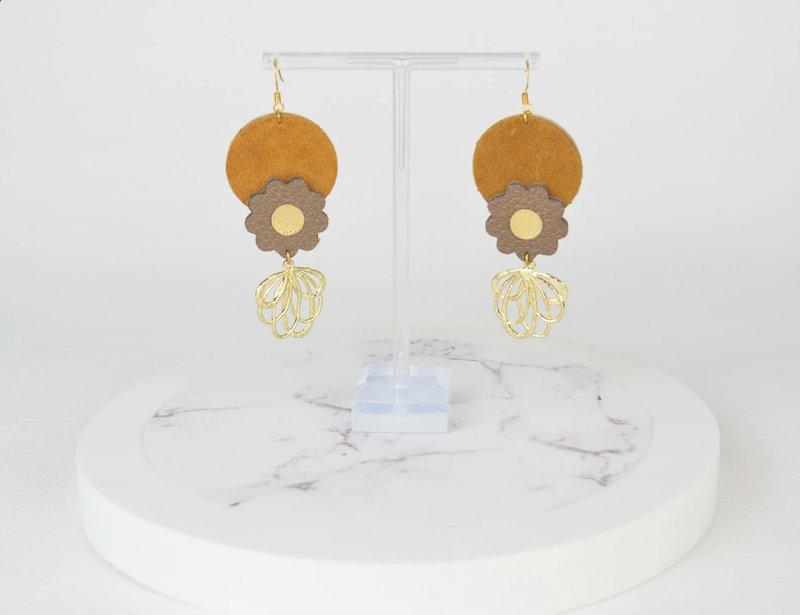 Leather Flower Earrings in Caramel and Gold Salvaged Recycled Jewellery - ต่างหู - หนังแท้ สีทอง