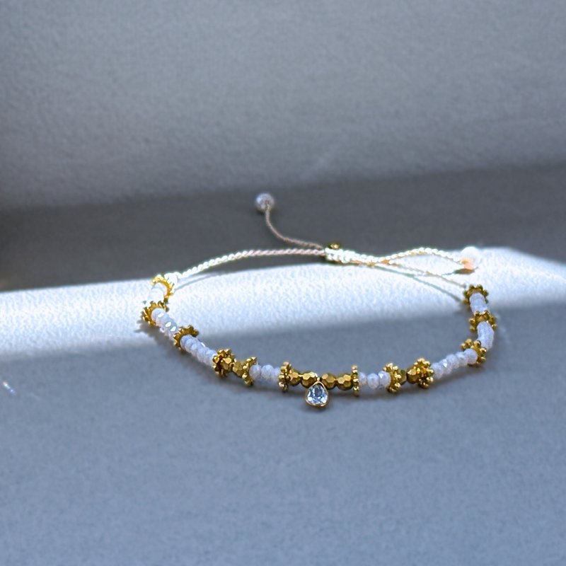 【新作】ブリリアントブレスレット（パール・ホワイト）_クリスタルアンティークガラスビーズブレスレット 調節可能 - ブレスレット - 宝石 ゴールド