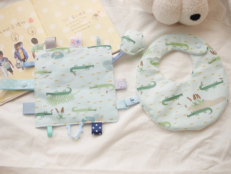 Six layers of gauze mouth towel + comfort towel, hand rattle, detachable moon gift box, crocodile style - ของขวัญวันครบรอบ - ผ้าฝ้าย/ผ้าลินิน สีเขียว