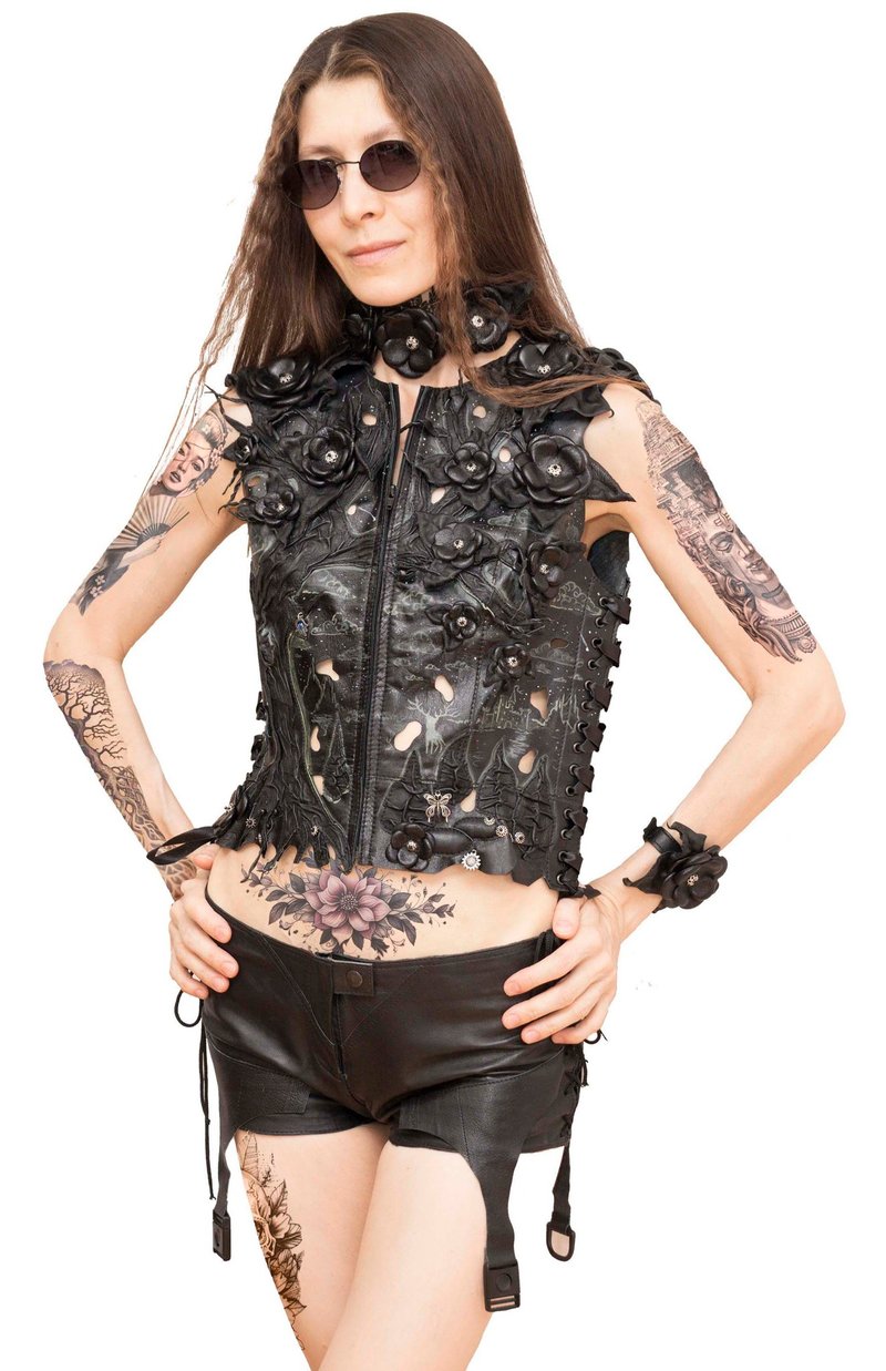 Womens Vest and Choker of genuine leather 3D flowers Lacing Perforation - เสื้อกั๊กผู้หญิง - หนังแท้ สีดำ