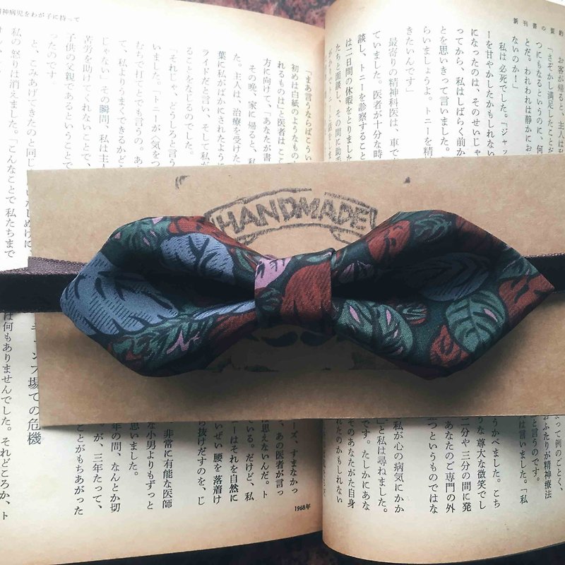 Antique Tie Remanufactured Handmade Bow Tie - Tropical Rainforest - Wide Edition - หูกระต่าย/ผ้าพันคอผู้ชาย - ผ้าไหม หลากหลายสี