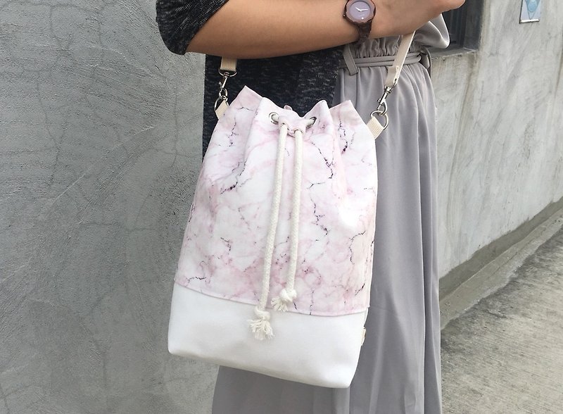Pink marble pattern 3way mouth bucket bag (portable/shoulder/back) - กระเป๋าแมสเซนเจอร์ - ผ้าฝ้าย/ผ้าลินิน สึชมพู