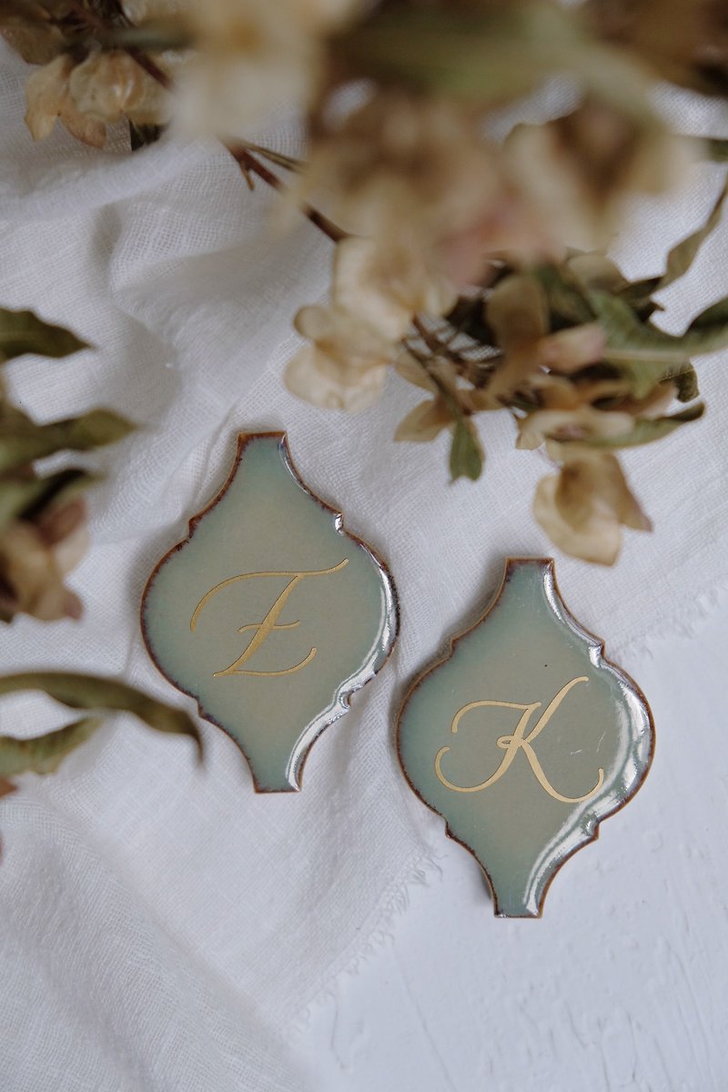 cottontail calligraphy personalized ceramic initial place card - ของวางตกแต่ง - ดินเผา สีเขียว
