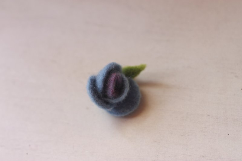 Natural plant dyed mini rose brooch purple blue gradient blue dye, cochineal + blue dye custom - เข็มกลัด - ขนแกะ สีน้ำเงิน