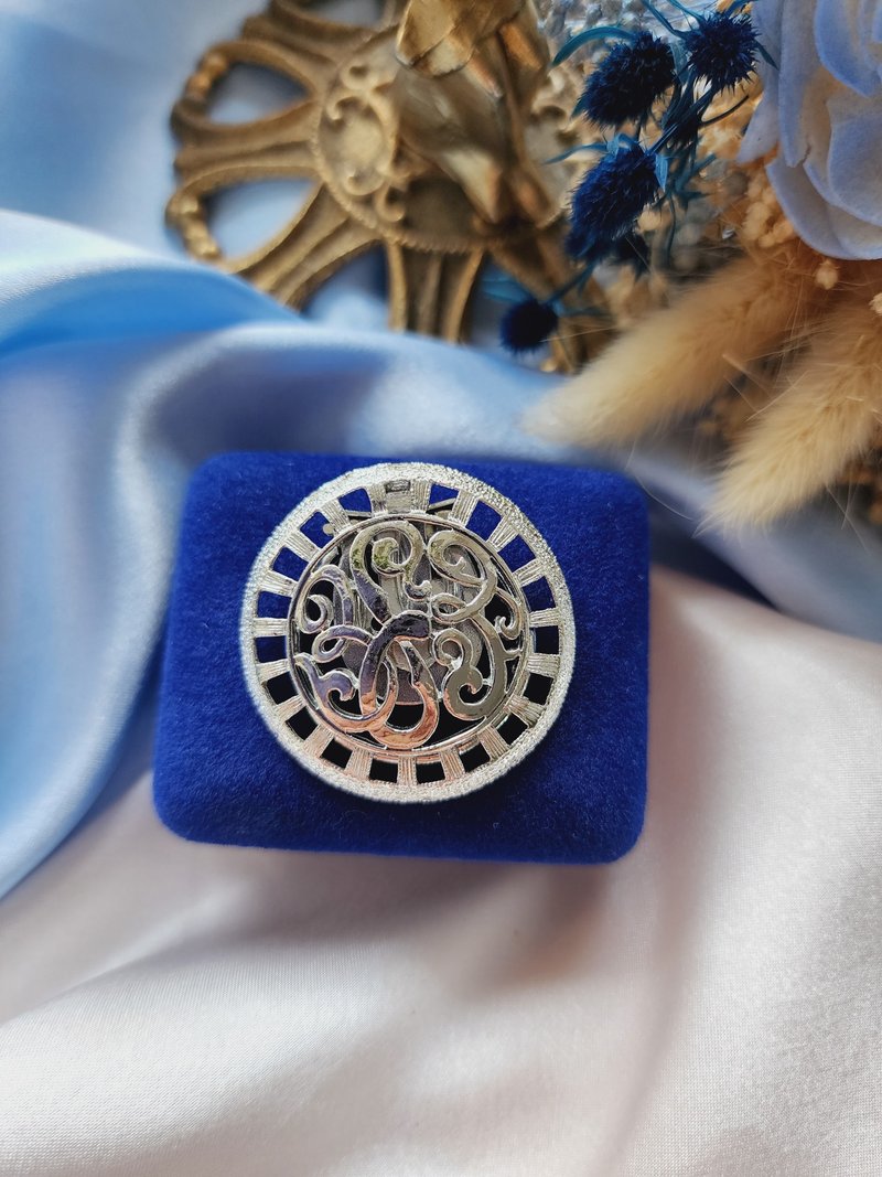 美國西洋古董飾品 / 鏤空圓盾草寫英文銀色絲巾夾/復古珠寶 - 其他 - 其他金屬 