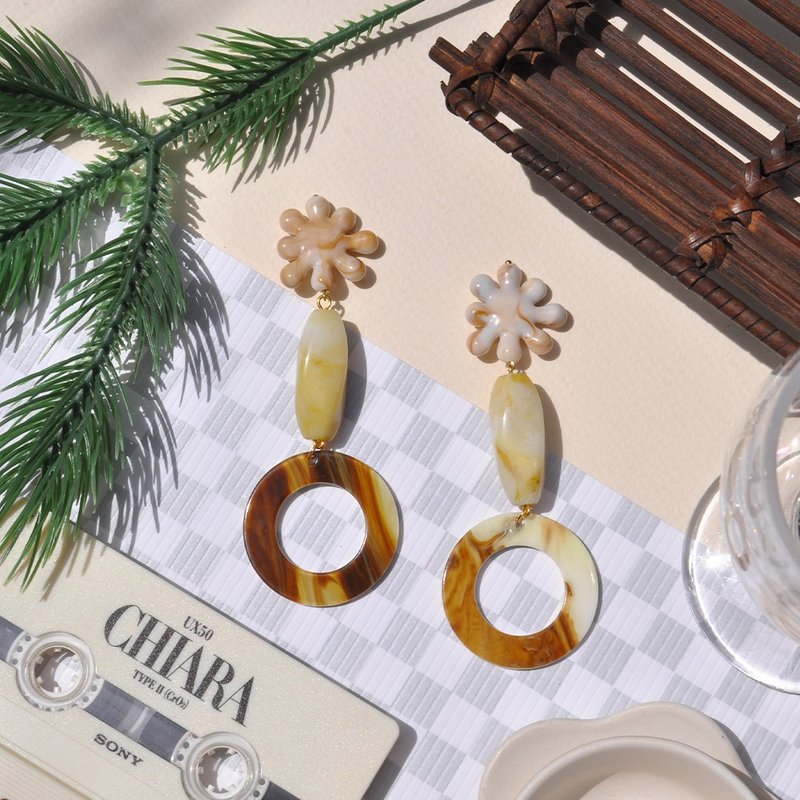 Resort Latte Hoop Long Dangle Earrings/ Acrylic Earrings - ต่างหู - อะคริลิค 