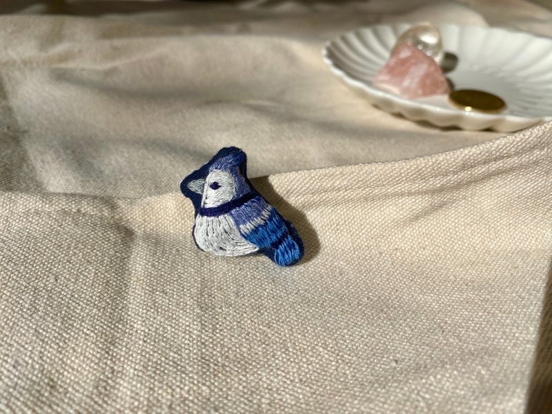 冠藍鴉 刺繡布胸針 - 胸針 - 棉．麻 藍色