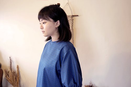 hikidashi 抽屜工作室 領包邊五分泡泡袖上衣/ 藍色變形蟲