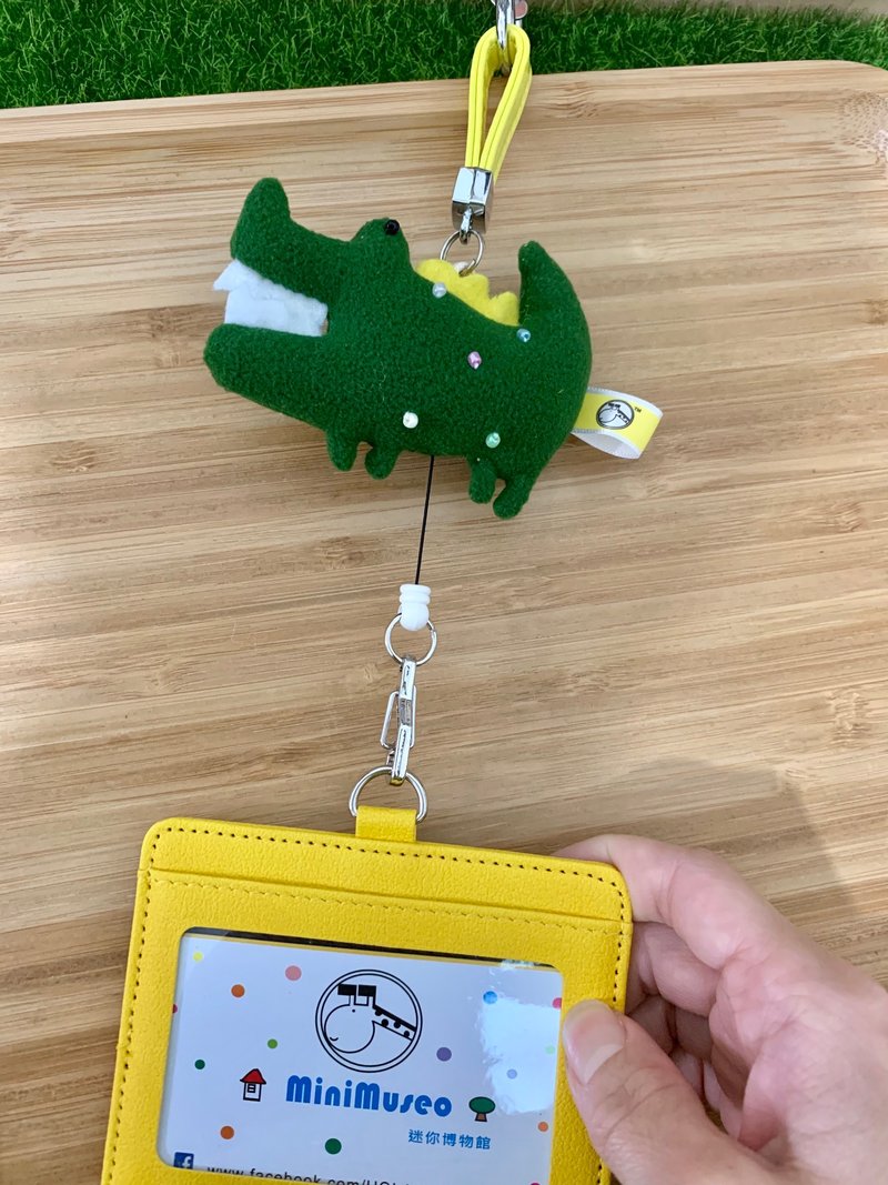 MiniMuseo Mini Museum Plush Green Crocodile Bag Ornament Retractable ID Holder - ที่ใส่บัตรคล้องคอ - ผ้าฝ้าย/ผ้าลินิน สีเขียว