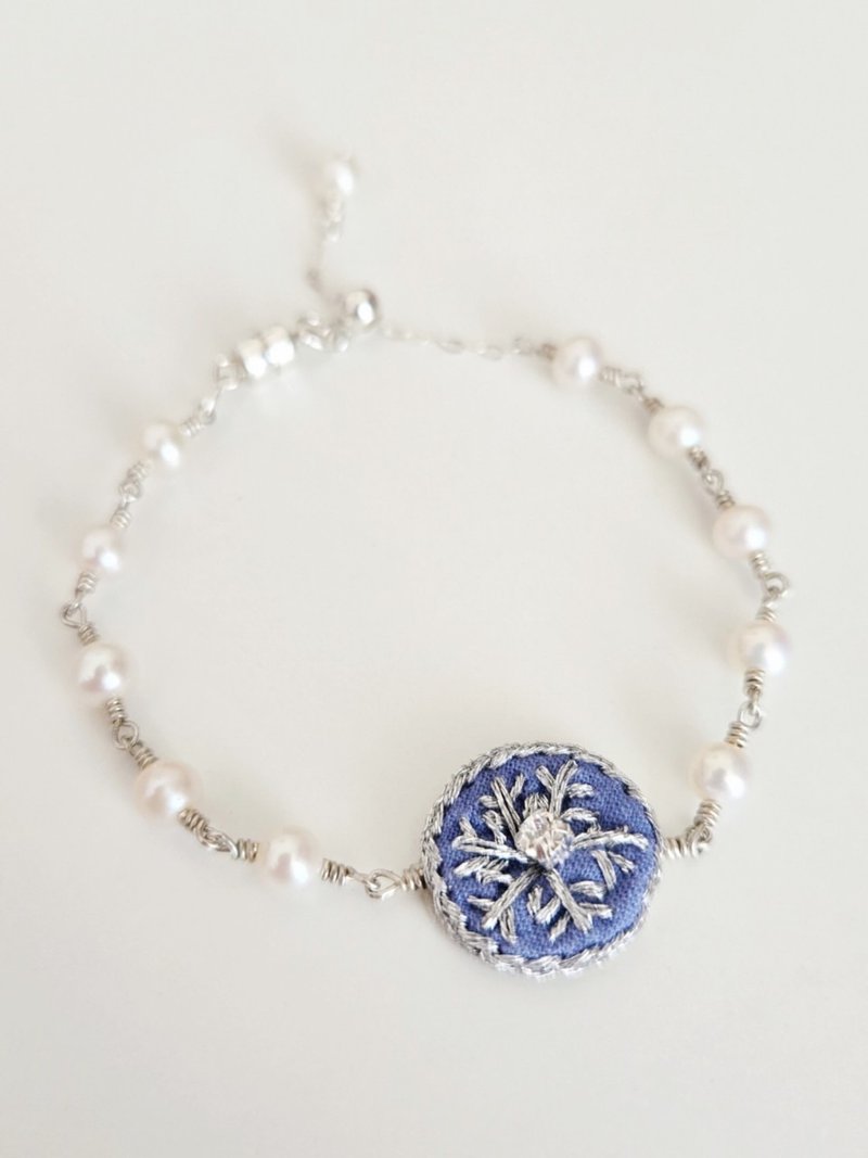 A gift from the North - Snowflake embroidered pearl bracelet - Bracelets - Thread 