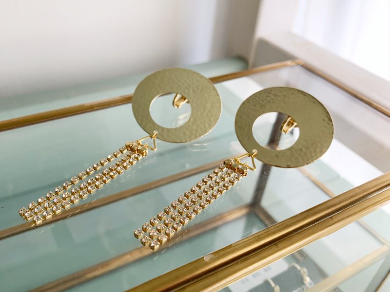 Swinging crystal chain gold round Clip-On/ earrings - ต่างหู - วัสดุอื่นๆ สีทอง