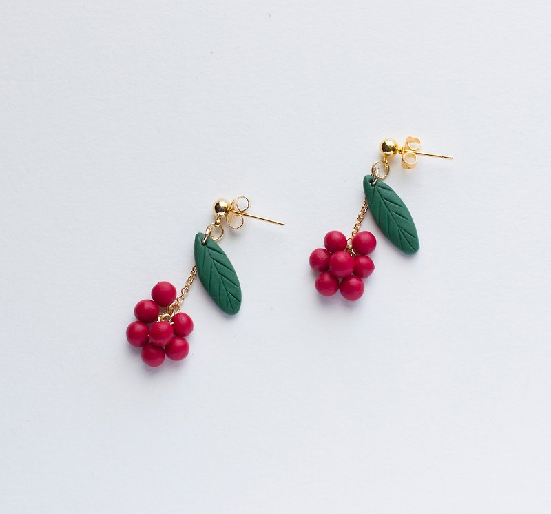 Hand made soft clay Christmas red and green leaf earrings gold-plated ear - ต่างหู - ดินเหนียว สีแดง