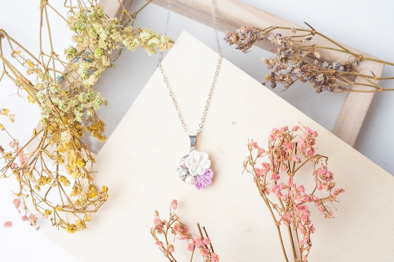 [Small bells] つまみ fine work / freshwater pearl crystal and wind cloth flower necklace (lavender) - สร้อยติดคอ - ไฟเบอร์อื่นๆ สีม่วง