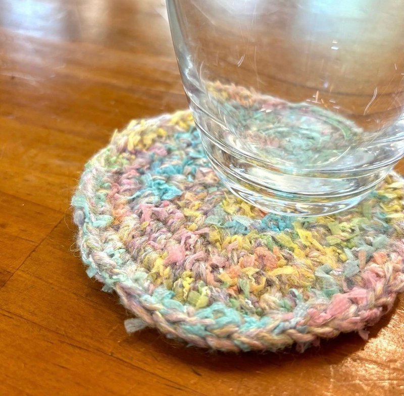 Hand mixed thread small round coaster - ที่รองแก้ว - วัสดุอื่นๆ สึชมพู