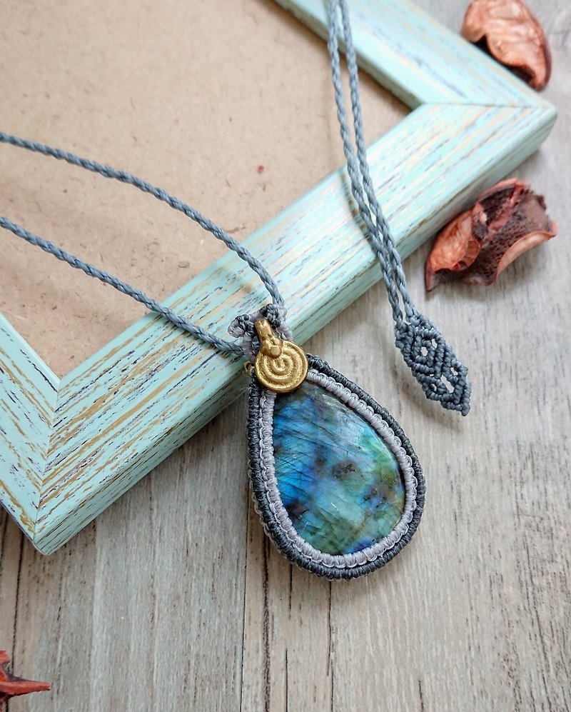 Misssheep P14 - Handcrafted Macrame Pendant with Labradorite Gemstone - Necklaces - Other Materials Gray