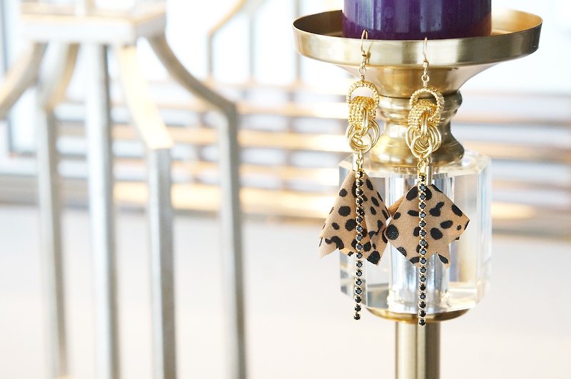 [14KGF] Dalmatian Swarovski Earrings - Earrings & Clip-ons - Glass Gold