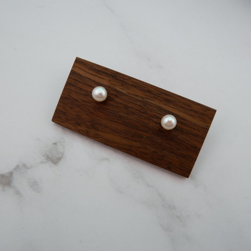 Freshwater Pearl  stud earring - 耳環/耳夾/耳骨夾 - 珍珠 白色
