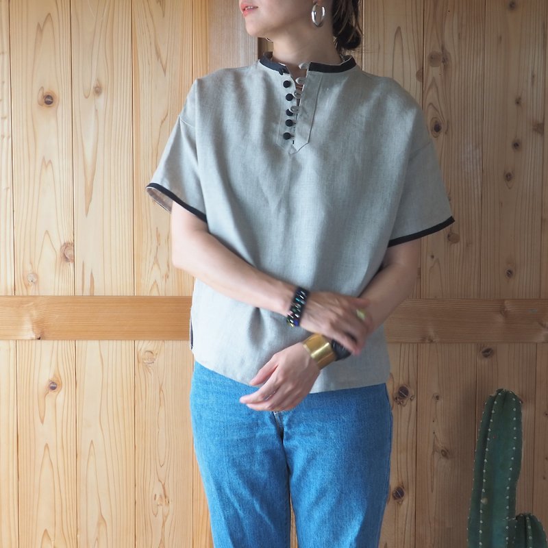 Kinari x Black Linen High Neck Blouse Half Sleeve - เสื้อเชิ้ตผู้หญิง - ผ้าฝ้าย/ผ้าลินิน สีกากี