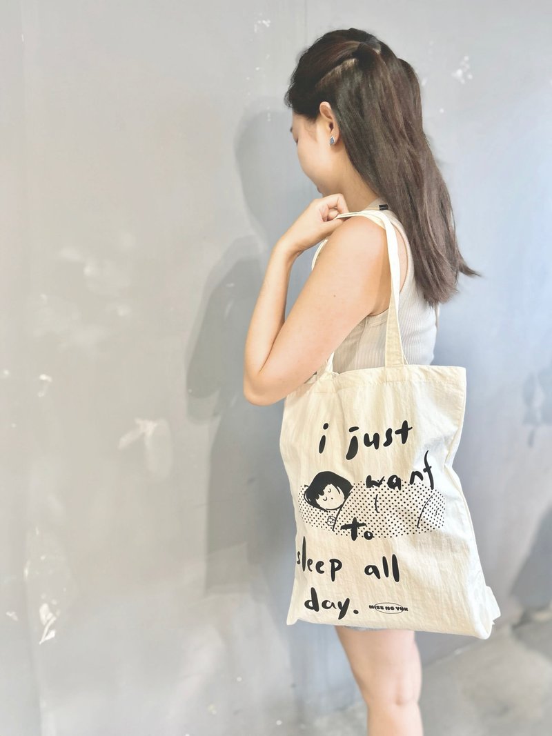 Miss Ng Yuk I Just Want to Sleep All Day Nylon Tote Bag - กระเป๋าแมสเซนเจอร์ - ไนลอน ขาว