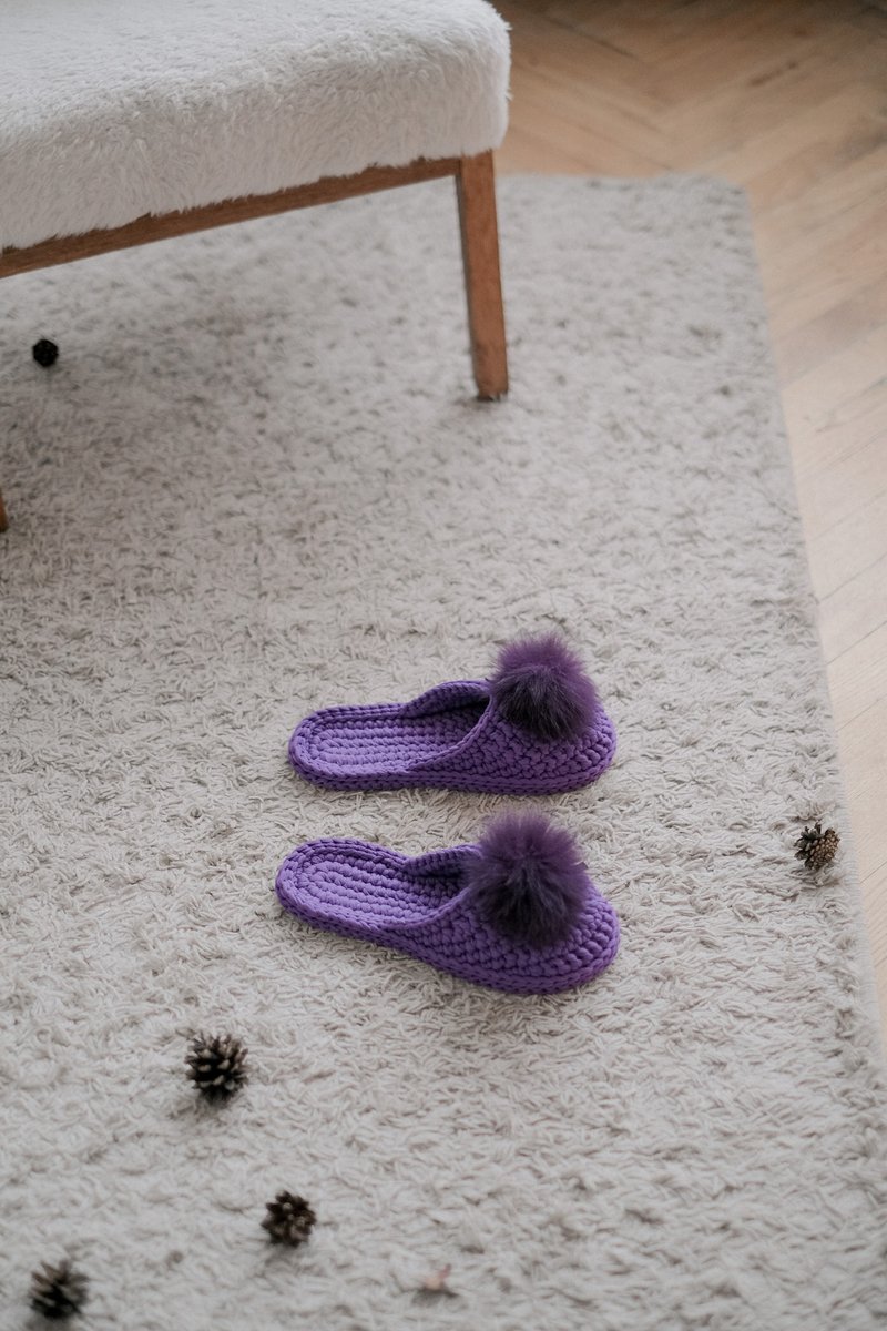 Crochet slippers for women with pompon - Home slippers - Knitting shoes - 拖鞋 - 棉．麻 紫色