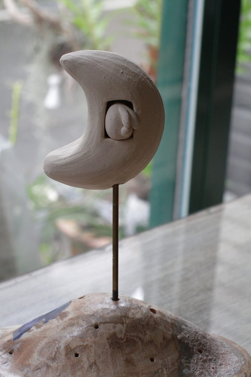 Skillfully kneaded ceramic moon rabbit ornament including rabbit and base - ของวางตกแต่ง - ดินเผา ขาว