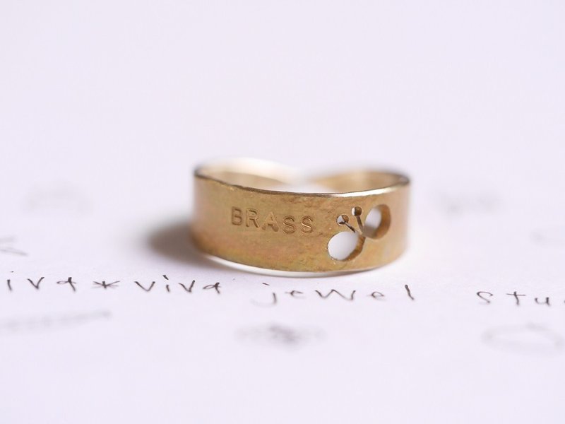 BRASS Openwork Futefu 1-Pet Ring Made to Order - แหวนทั่วไป - ทองแดงทองเหลือง สีทอง