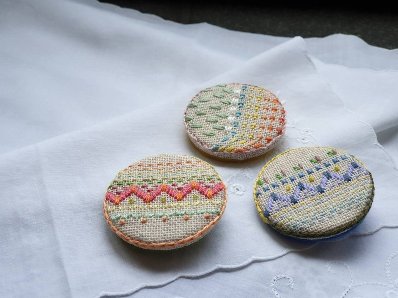 手工刺繡別針/十字花漾系列/三款 - 胸針 - 繡線 