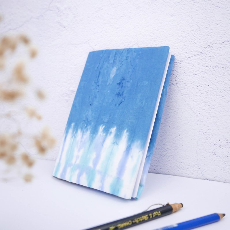 サーフィンが急増する手染めのブックカバーは、空白のノートブックを提供します - ノート・手帳 - コットン・麻 ブルー