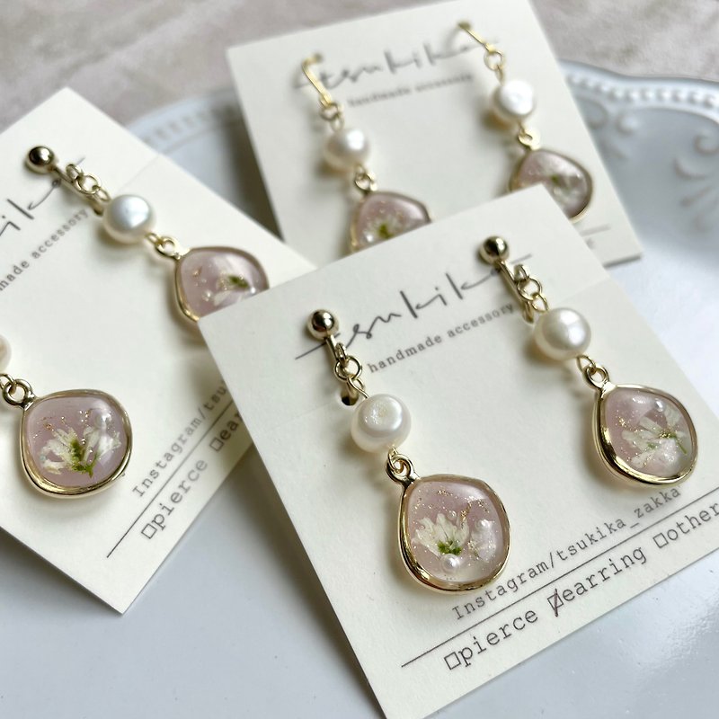 Draped Embossed Flower Earrings/Dry Flower Earrings/Japanese Resin/Handmade Jewelry/ Clip-On/Ear Pins - ต่างหู - เรซิน 